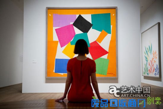 一位画廊助理在观看亨利·马蒂斯作品