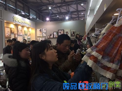 f52bafe5b4548c4b55b44f3c77d9eff1.jpg 二胎新政助推儿童摄影产业 全球最大规模婚纱摄影展上海开幕