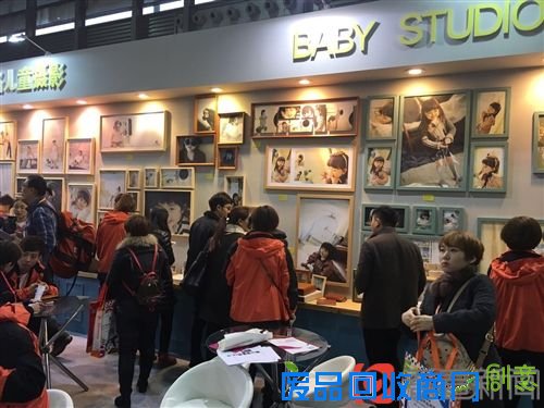 2ff0efddc0e6bffefda781b1da88af71.jpg 二胎新政助推儿童摄影产业 全球最大规模婚纱摄影展上海开幕