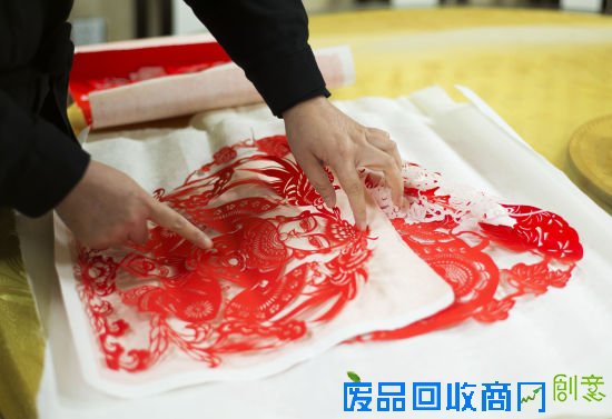 民间每逢有孩子出生就会做个剪纸娃娃,寓意吉祥 民间每逢有孩子出生就会做个剪纸娃娃,寓意吉祥