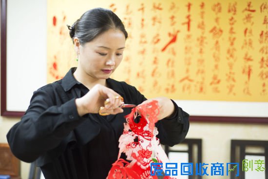 手指翻转间,一幅活灵活现的作品便呈现在眼前. 手指翻转间,一幅活灵活现的作品便呈现在眼前.