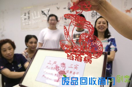 剪纸老人“七一”作品献礼党的生日