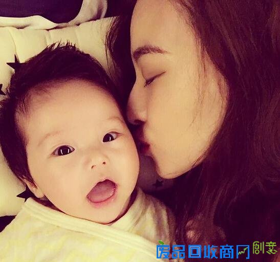 欧弟娇妻亲吻女儿 小萌娃张大嘴巴超可爱（图）