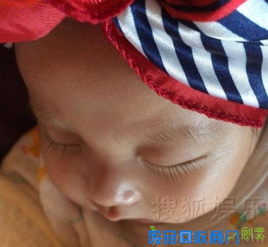 欧弟晒可爱女儿酣睡照片 长睫毛抢镜（图）