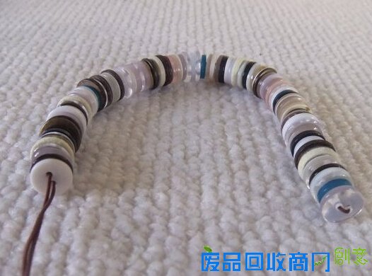 扣子手镯，不用的扣子居然能作出这么漂亮的手镯