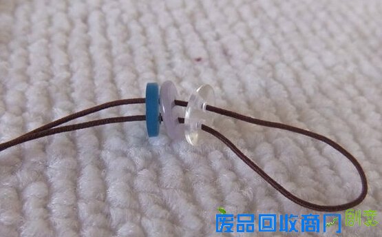 扣子手镯，不用的扣子居然能作出这么漂亮的手镯