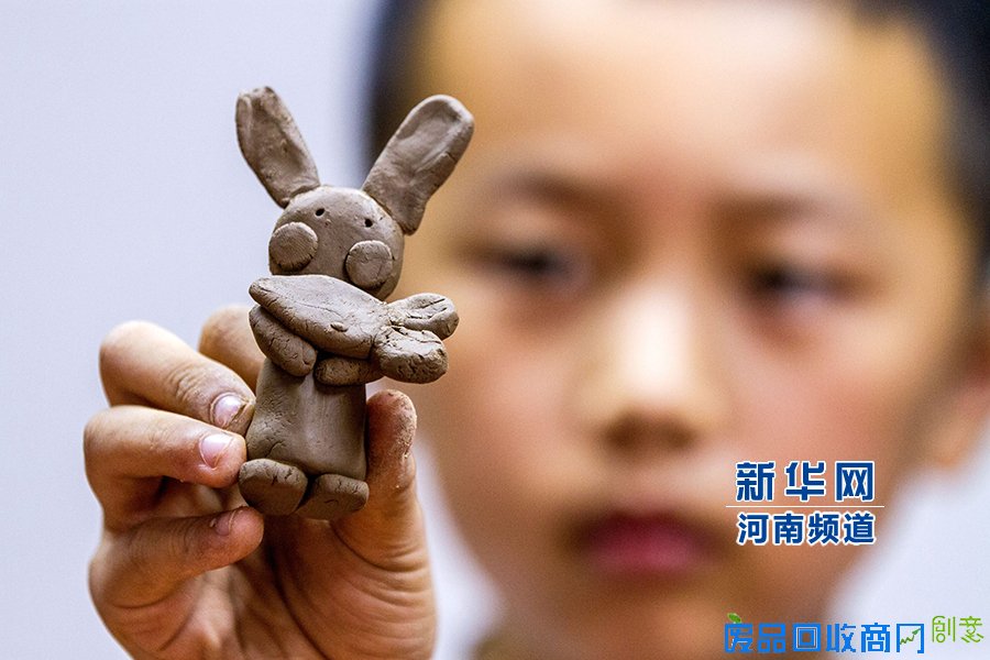 河南滑县小学生：用心学陶艺 快乐度暑假