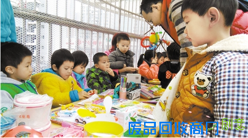 儿童变“老板” 义卖献爱心