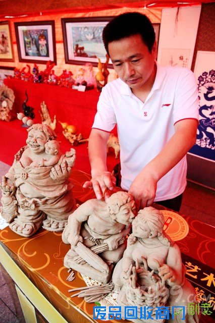“泥人卢”热销哈尔滨民间民俗艺术博览会