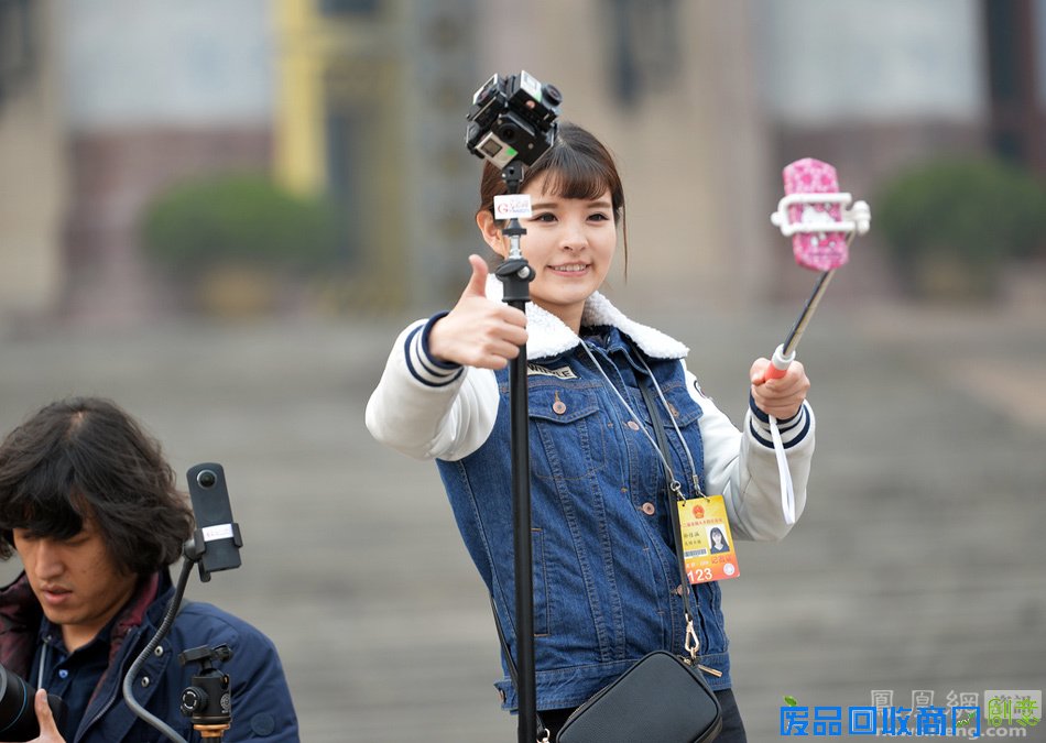 那些“抢镜”的美女记者