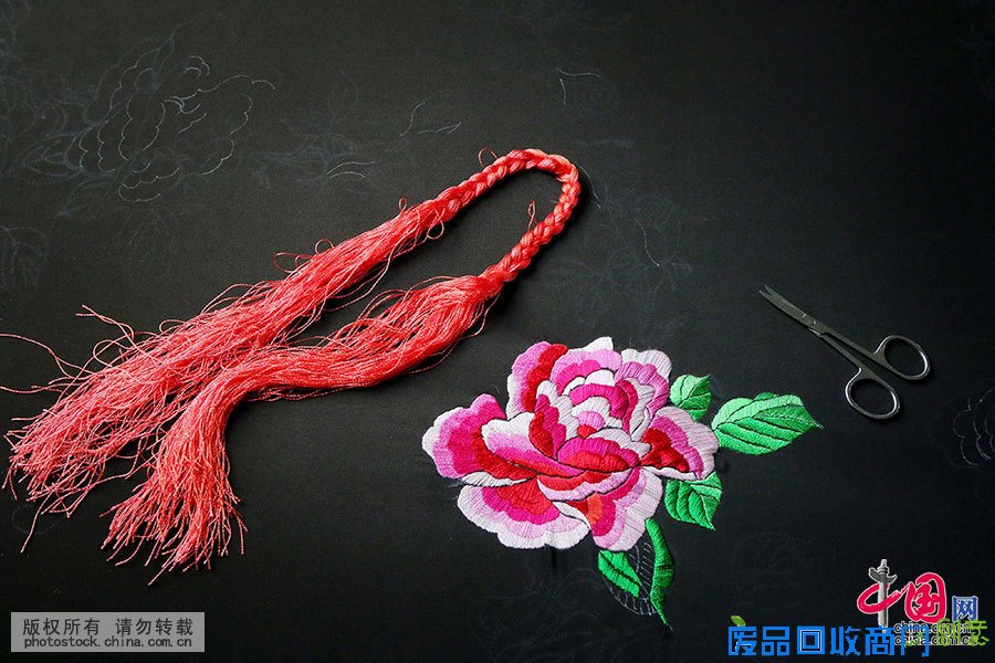 刺绣是布依族妇女的一种手工艺术，在布依族地区普遍盛行。布依族刺绣历史悠久，明弘治《贵州图经新志》有布依妇女“腹下系五彩挑花方幅，如绶”的记载，说明布依族刺绣在明代就已盛行，而且相当精致了。 中国网图片库 张晖 摄