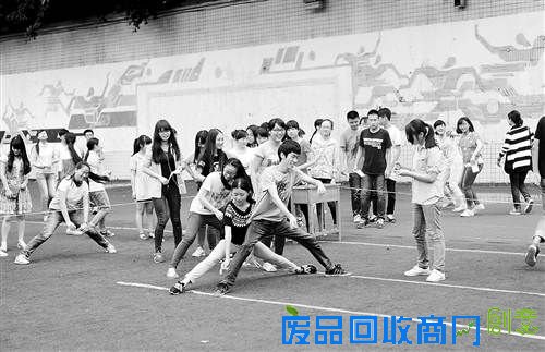 6月5日，杨家坪中学，上千即将参加高考的学子们参加了主题游园趣味运动，幸运乒乓球、劈叉、双人跳绳等10个挑战项目让同学们在轻松愉快的挑战气氛中尽情玩耍。据了解，该活动旨在为考生们放松心情，减少压力沉着应考。