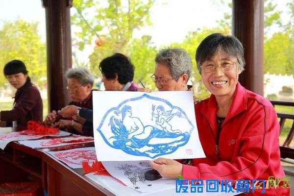 宿州灵璧：老太奇石园内剪出半裸睡美人（组图）