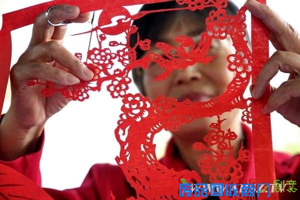 宿州灵璧：老太奇石园内剪出半裸睡美人（组图）