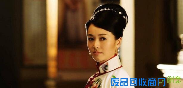 她体操运动员出身被姜文发掘，美过范冰冰，陈道明唯一的绯闻女友