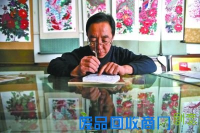 周志旺正在制作传统剪纸图案。蔚县剪纸之所以有名，一个重要原因在于技术。以阴刻为主，全国仅此一处。在剪纸上如果是去面留线为阳，如果去线留面则为阴，相对而言，阴刻更有难度。