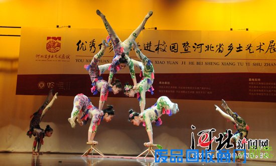 省杂技团表演的杂技《女子造型》。 马征摄