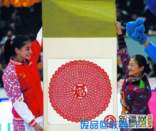 剪纸艺术家为女篮送来《365个祝福》