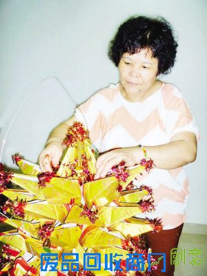 56岁折纸达人林宝丽——巧用寿金纸 妙手制花篮