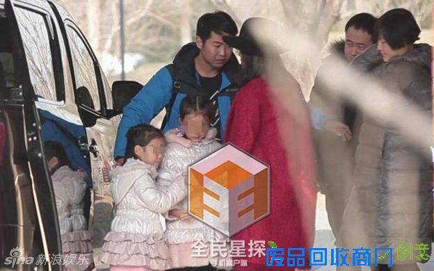 关悦携俩可爱女童探班佟大为 二胎女儿首曝光（图）