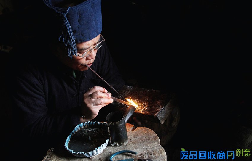 杨光宾强调：“银饰必须全手工制作”。