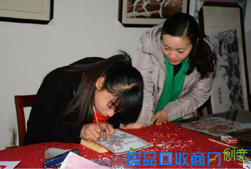 商丘工学院采访团专访剪纸艺术家贾艳梅