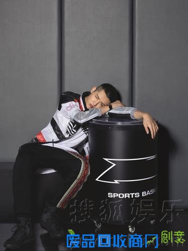 吴亦凡登《红秀GRAZIA》封面 篮球少年追求不凡