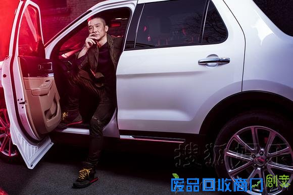 黄志忠登封面秀健康身材 冷峻大片利落洒脱