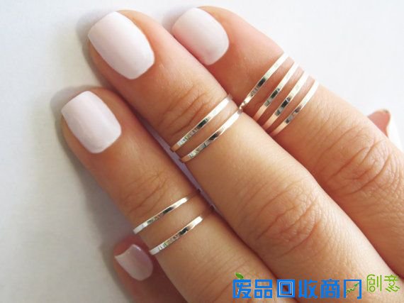 天天向尚｜一枚怎么够？指节戒叠搭时髦一夏