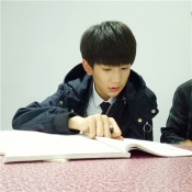 TFBOYS王源片场认真看书学习 网友：小学霸加油!