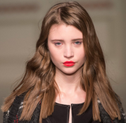 今年弄什么卷发好看 2016米兰秋冬时装周“Kristina Ti 秀场”卷发值得借鉴