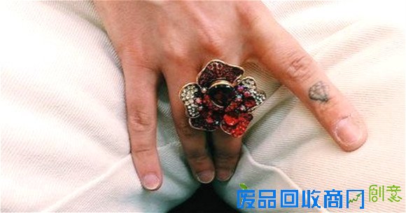 慎点！ 看了这组以大姨妈为灵感的首饰可能会引起小腹不适