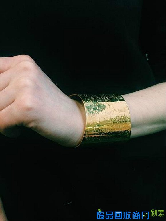 慎点！ 看了这组以大姨妈为灵感的首饰可能会引起小腹不适