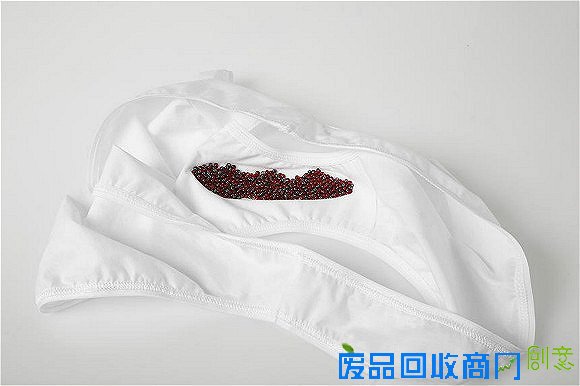 慎点！ 看了这组以大姨妈为灵感的首饰可能会引起小腹不适