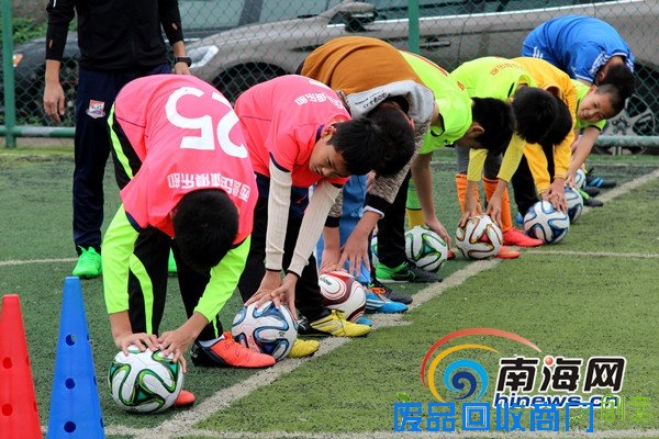 海口开展少儿足球趣味射门大赛 健身又体验足球魅力
