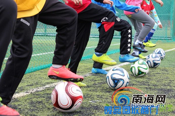 海口开展少儿足球趣味射门大赛 健身又体验足球魅力