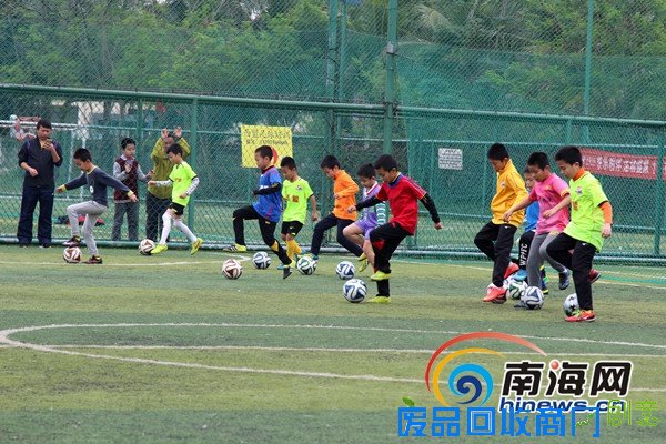 海口开展少儿足球趣味射门大赛 健身又体验足球魅力
