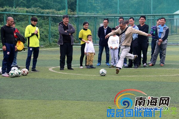 海口开展少儿足球趣味射门大赛 健身又体验足球魅力