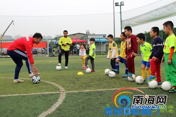 海口开展少儿足球趣味射门大赛 健身又体验足球魅力