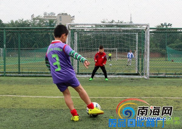 海口开展少儿足球趣味射门大赛 健身又体验足球魅力
