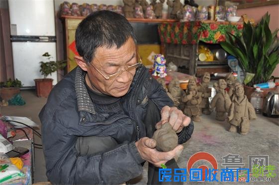 平度荆宝海双脚无力作品有形 身残志坚传承泥塑艺术
