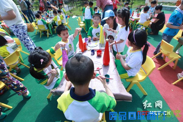 长沙县六艺天骄幼儿园举办“快乐童年·艺术绽放”首届艺术节活动，孩子们利用废弃物品进行主题创作。