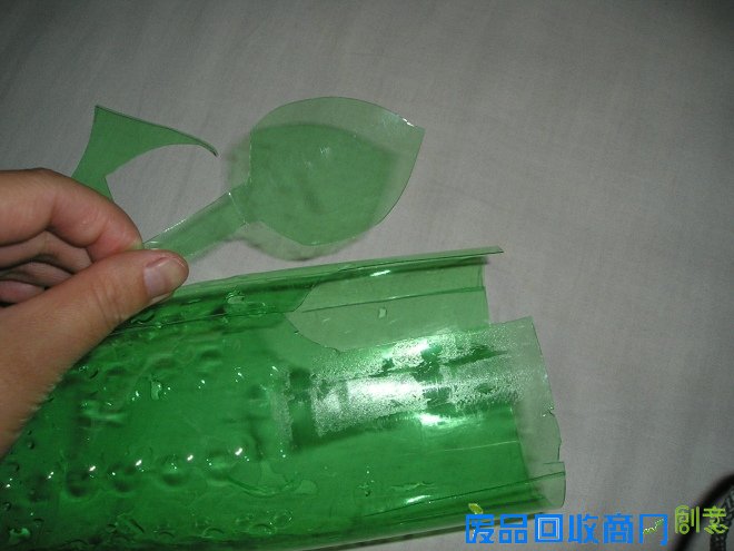 雪碧瓶制作的花篮+【变废为宝