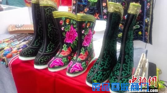 图为展出的靴子 张瑾娴 摄 图为展出的靴子 张瑾娴 摄