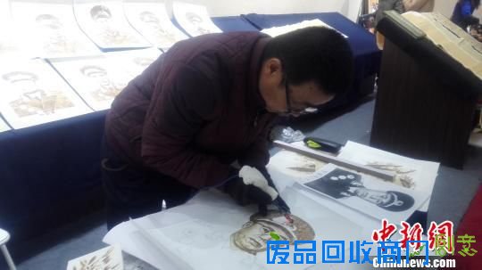 图为非遗项目烫画展示 张瑾娴 摄 图为非遗项目烫画展示 张瑾娴 摄