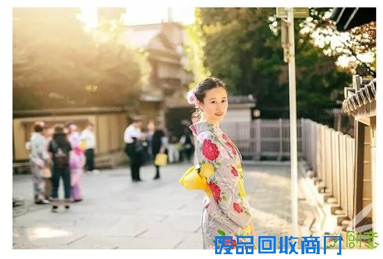 美女摄影师示范 教你get到一张完美的逆光照