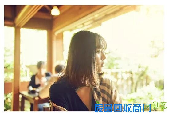 美女摄影师示范 教你get到一张完美的逆光照