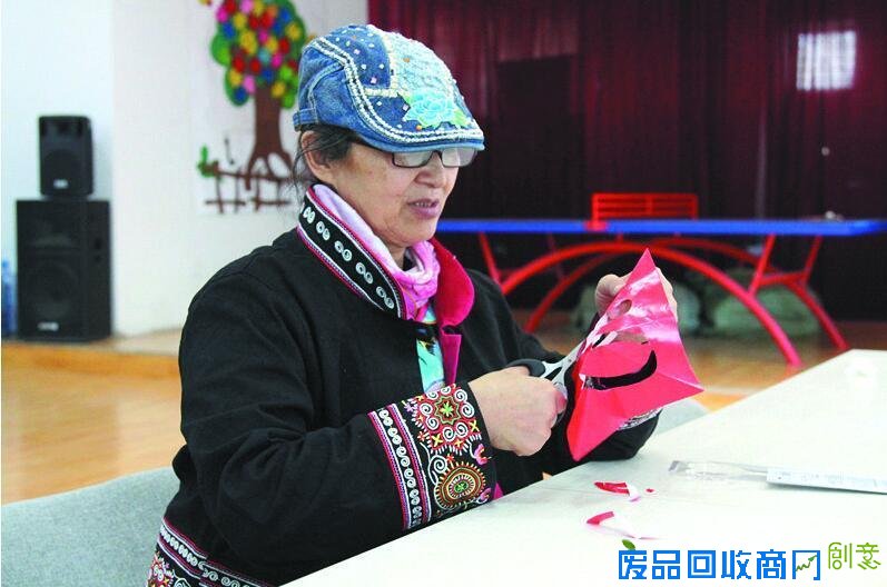 王革正在剪纸。