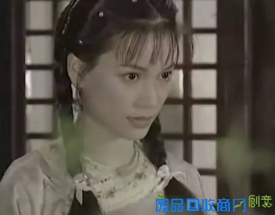 她曾惊艳了我们的童年，前男友出家，如今被遗忘