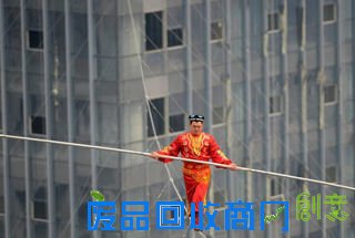 百米高空真人钢丝秀